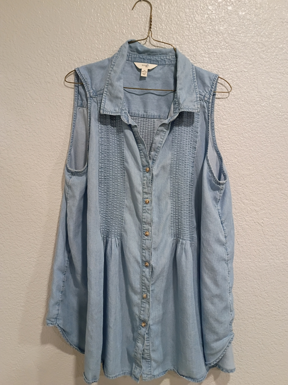 Terra & Sky Light Blue Cold-Shoulder Chambray Button-Front Top